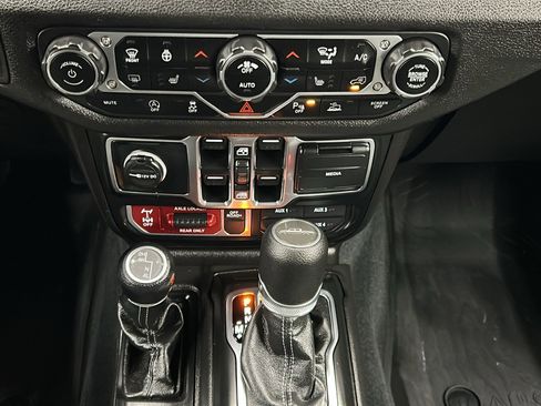 Used 2024 Jeep Gladiator Willys image 23