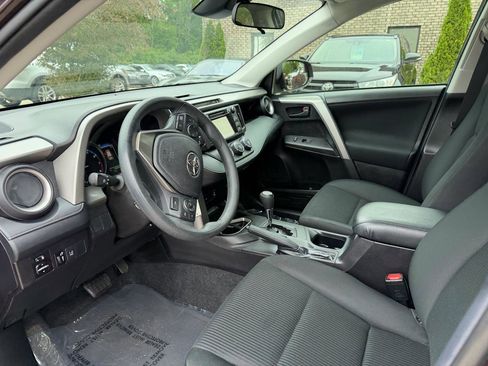 Used 2018 Toyota RAV4 LE FWD image 10