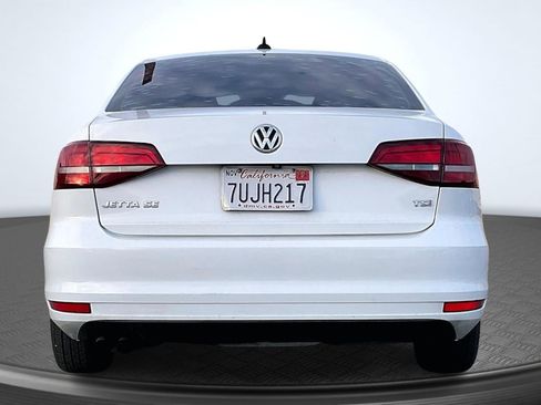 Used 2017 Volkswagen Jetta SE image 4