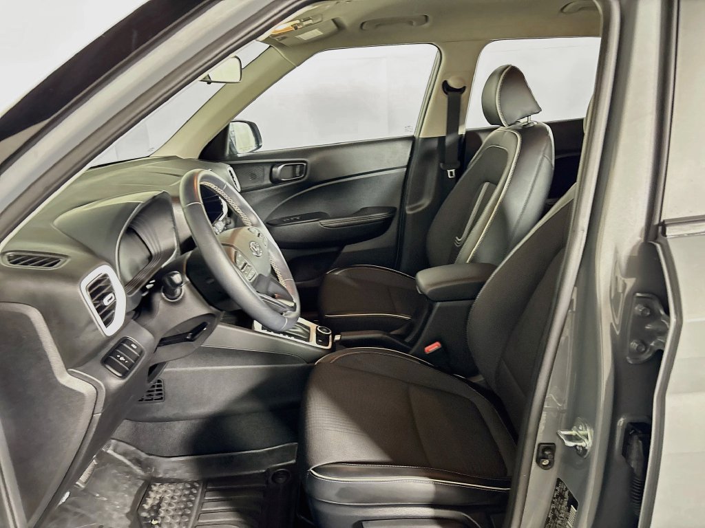 Used 2023 Hyundai Venue Limited w/ Cargo Package FWD image 11