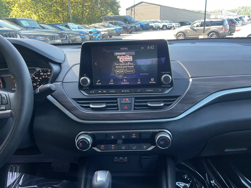 Used 2025 Nissan Altima 2.5 SV FWD image 16