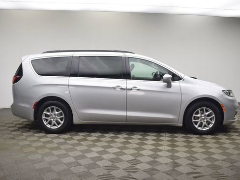 Used 2022 Chrysler Pacifica Touring-L image 13