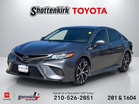 Used 2018 Toyota Camry SE image 1