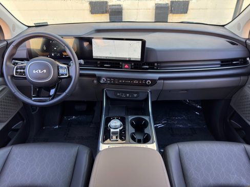 Used 2025 Kia Carnival EX FWD image 12
