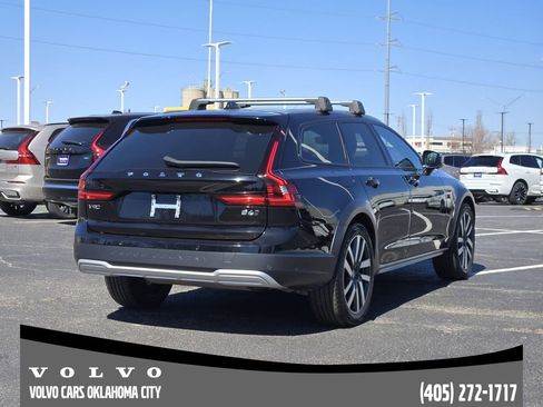 Used 2022 Volvo V90 B6 Cross Country image 5