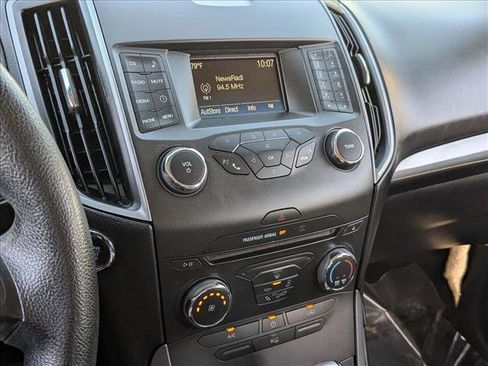 Used 2018 Ford Edge SE image 16