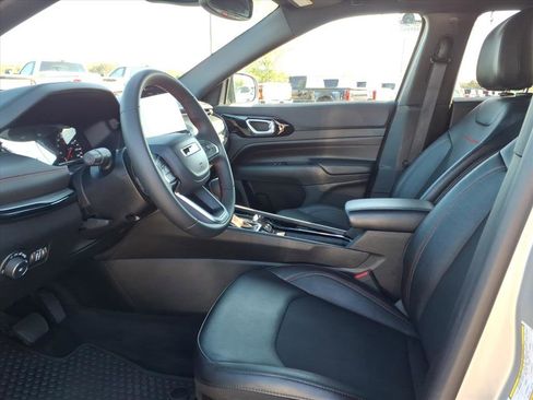 Used 2024 Jeep Compass Trailhawk image 10