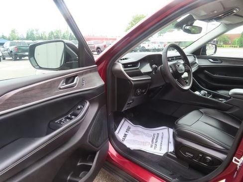 Used 2023 Jeep Grand Cherokee Limited AWD/4WD image 20
