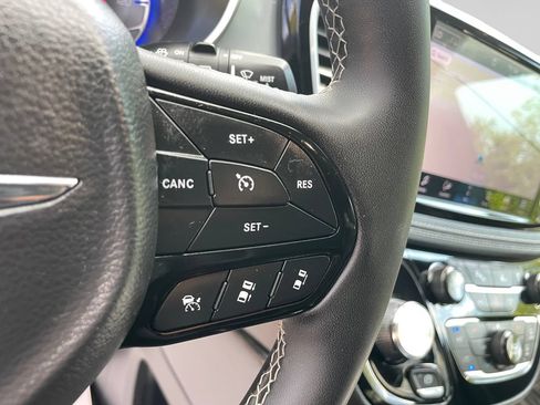 Used 2025 Chrysler Pacifica Limited FWD image 24