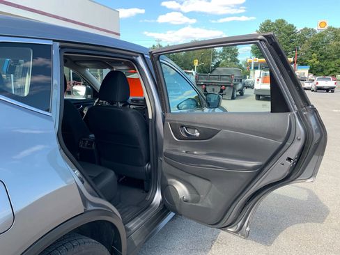 Used 2018 Nissan Rogue S image 25