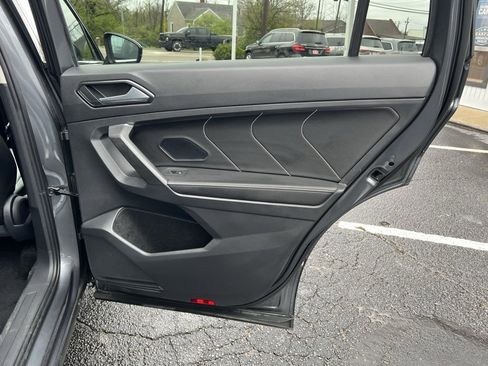 Used 2022 Volkswagen Tiguan SE w/ Panoramic Sunroof Package image 32