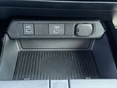 Used 2025 Toyota Prius XLE image 33