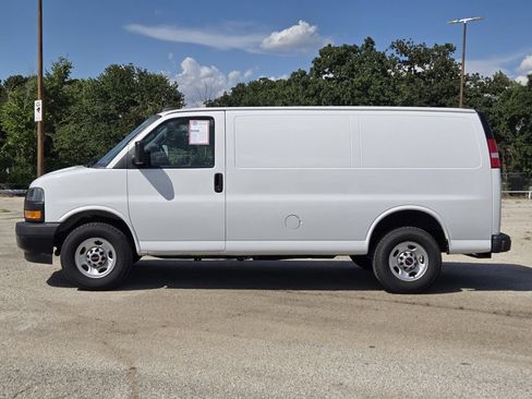 Used 2023 GMC Savana 2500 w/ Driver Convenience Package RWD image 4
