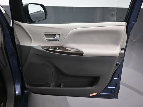 Used 2016 Toyota Sienna XLE FWD image 51