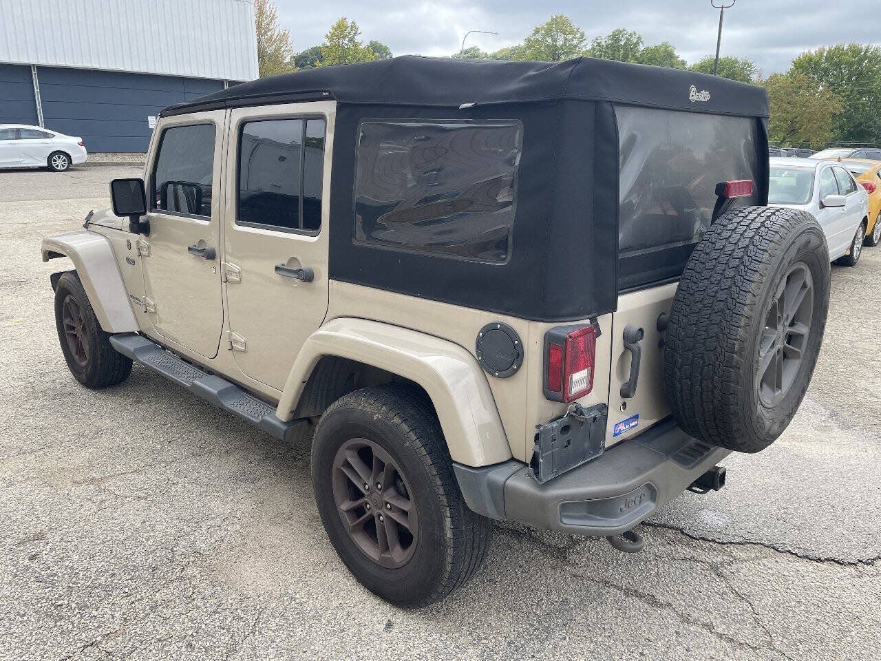 Used 2016 Jeep Wrangler Unlimited Sahara AWD/4WD image 7