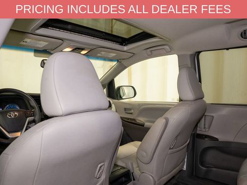 Used 2017 Toyota Sienna XLE FWD image 9
