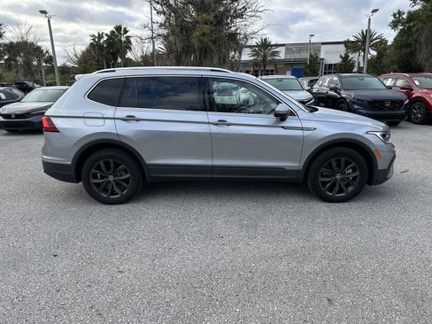 Used 2022 Volkswagen Tiguan SE w/ Panoramic Sunroof Package FWD image 7
