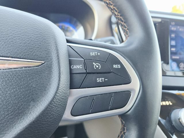 Used 2017 Chrysler Pacifica Touring-L w/ 13 Speaker Alpine Sound Group FWD image 22