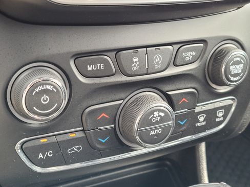 Used 2019 Jeep Cherokee Trailhawk w/ Cold Weather Group AWD/4WD image 22
