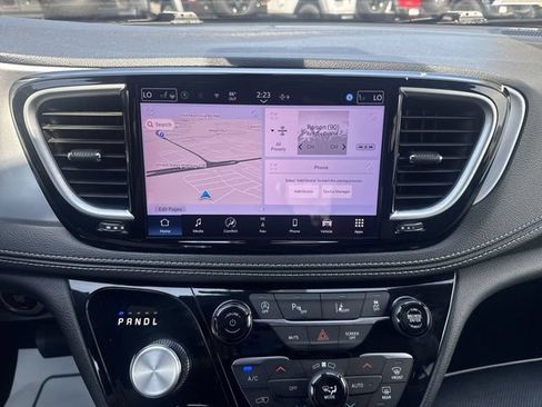 Used 2025 Chrysler Pacifica Limited FWD image 16