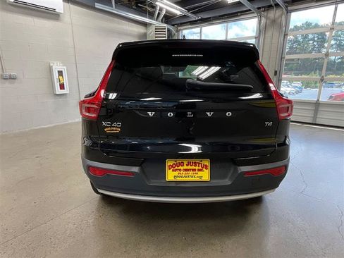 Used 2021 Volvo XC40 T4 Momentum FWD image 4
