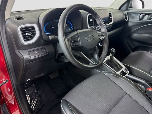 Used 2025 Hyundai Venue Limited image 18