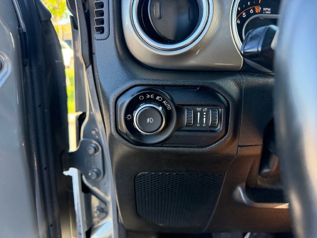 Used 2018 Jeep Wrangler Unlimited Sahara w/ LED Lighting Group AWD/4WD image 19