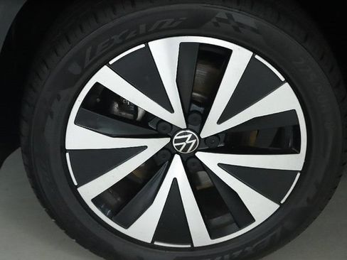 Certified 2022 Volkswagen Taos SE w/ Panoramic Sunroof Package AWD/4WD image 40