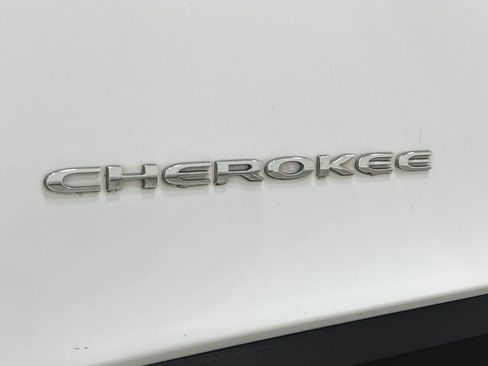 Used 2018 Jeep Cherokee Latitude Plus w/ Comfort/Convenience Group FWD image 39