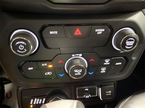 Used 2019 Jeep Renegade Trailhawk image 18