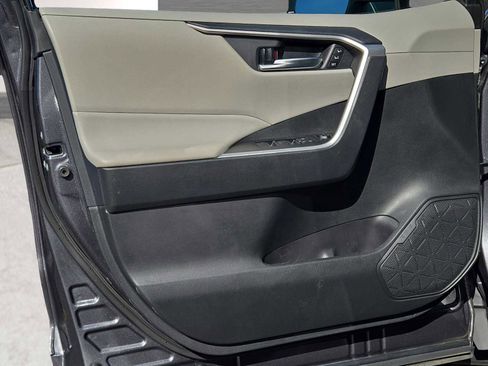 Used 2023 Toyota RAV4 XLE Premium image 15