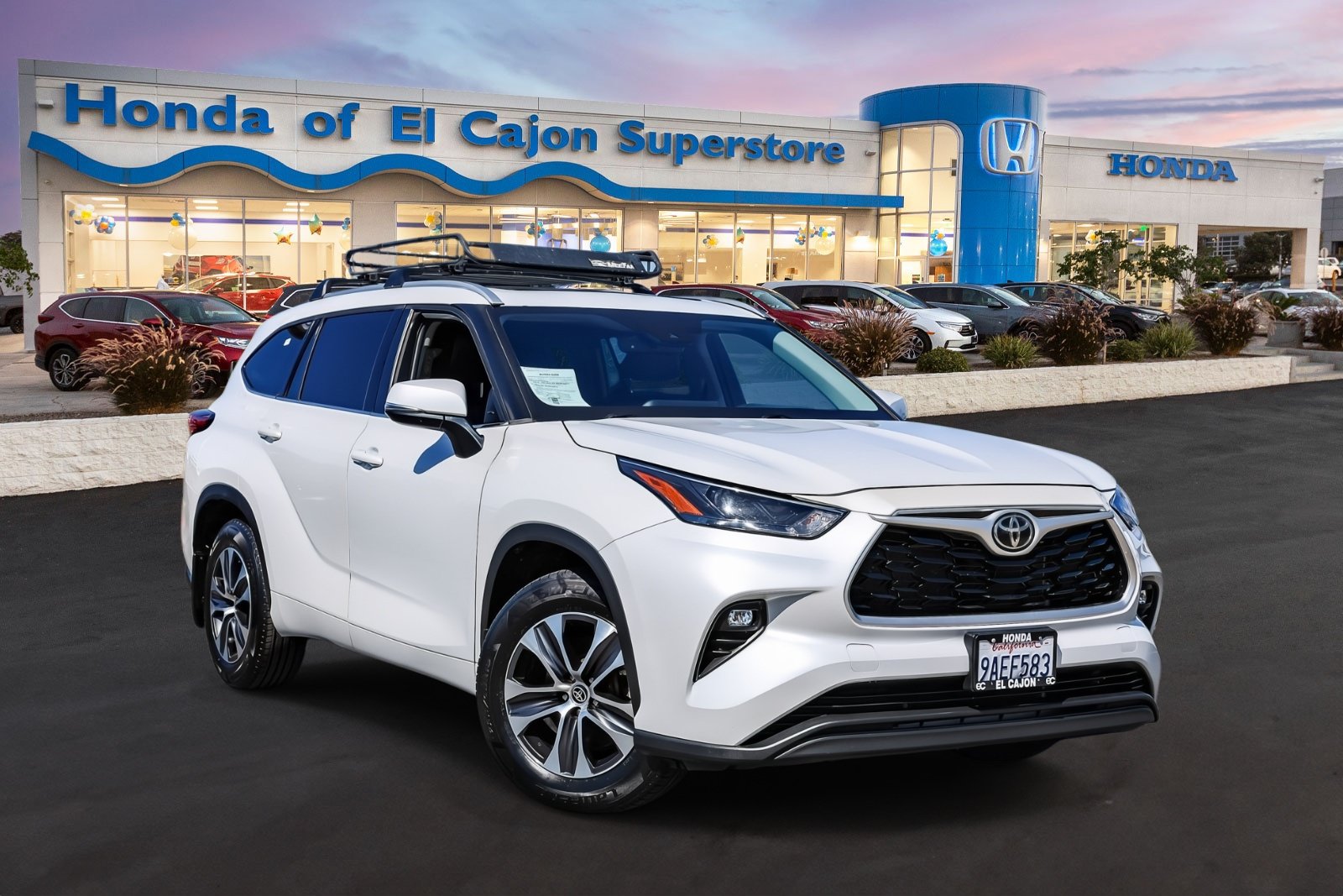 Used 2022 Toyota Highlander XLE AWD/4WD image 1