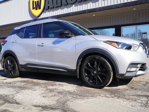 Used 2020 Nissan Kicks SR w/ SR Premium Package image 3