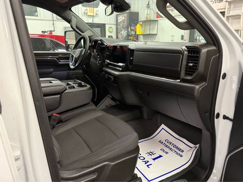 Used 2024 Chevrolet Silverado 2500 LT image 29