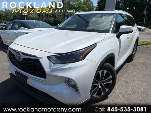 Used 2022 Toyota Highlander XLE AWD/4WD image 1