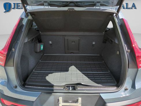 Used 2023 Volvo XC40 B5 Plus w/ Protection Package Premier AWD/4WD image 9