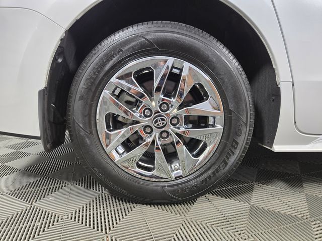 Used 2025 Toyota Sienna XLE FWD image 11