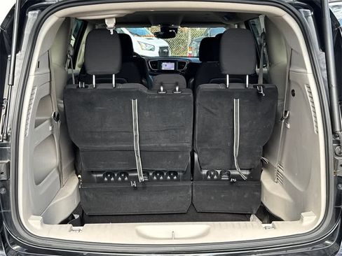 Used 2023 Chrysler Voyager LX image 15
