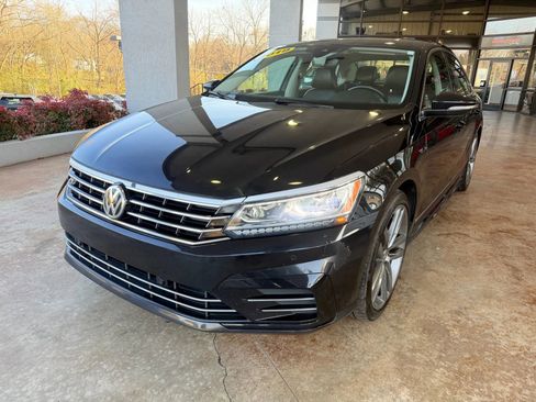 Used 2019 Volkswagen Passat 2.0T SE R-Line image 3