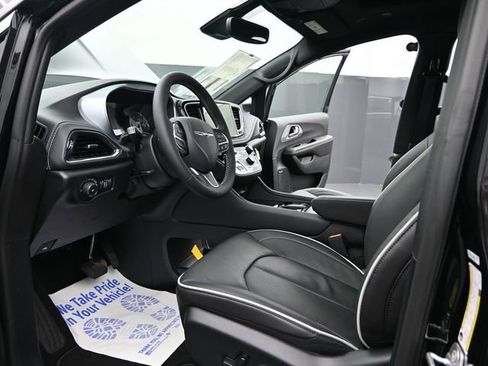 New 2026 Chrysler Pacifica Limited w/ Uconnect Theater Family Group image 9