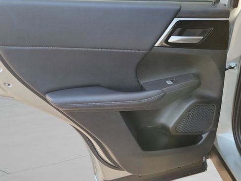 Used 2024 Mitsubishi Outlander SE image 32