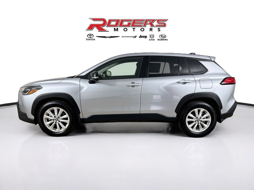 Used 2025 Toyota Corolla Cross LE AWD/4WD image 9