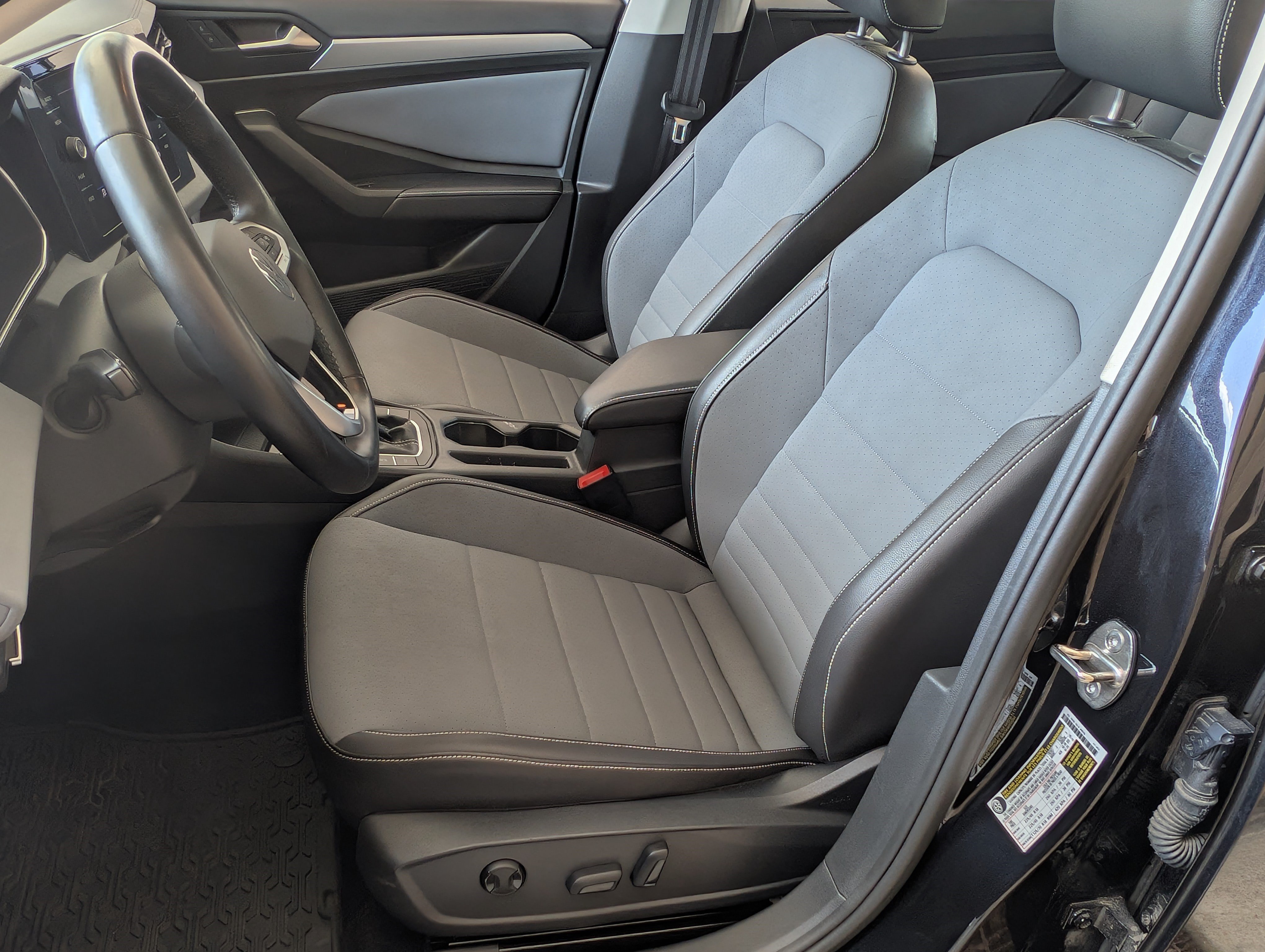 Used 2025 Volkswagen Jetta SE w/ Sunroof Package FWD image 17