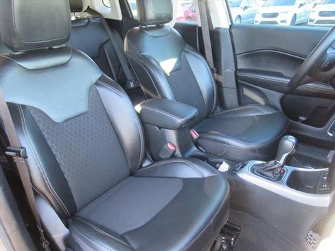 Used 2020 Jeep Compass Latitude FWD image 9