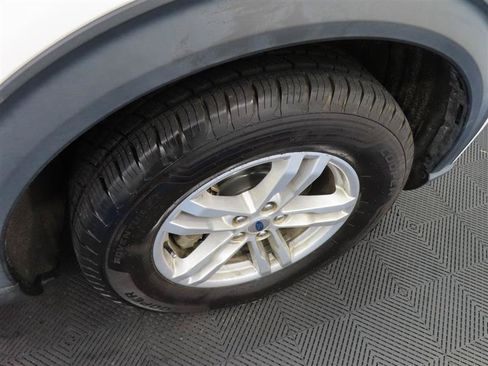 Used 2022 Ford Explorer XLT w/ Equipment Group 202A AWD/4WD image 10