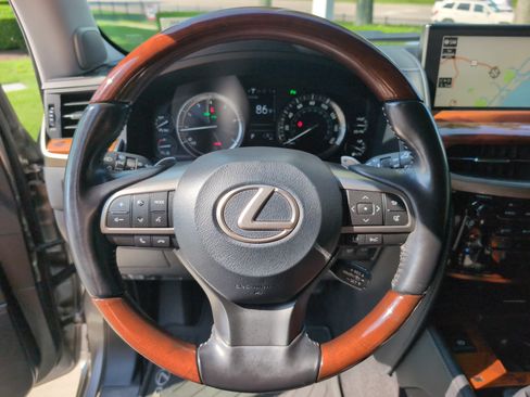Used 2020 Lexus LX 570 4WD w/ Luxury Package image 18