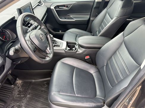 Used 2021 Toyota RAV4 XLE Premium FWD image 5