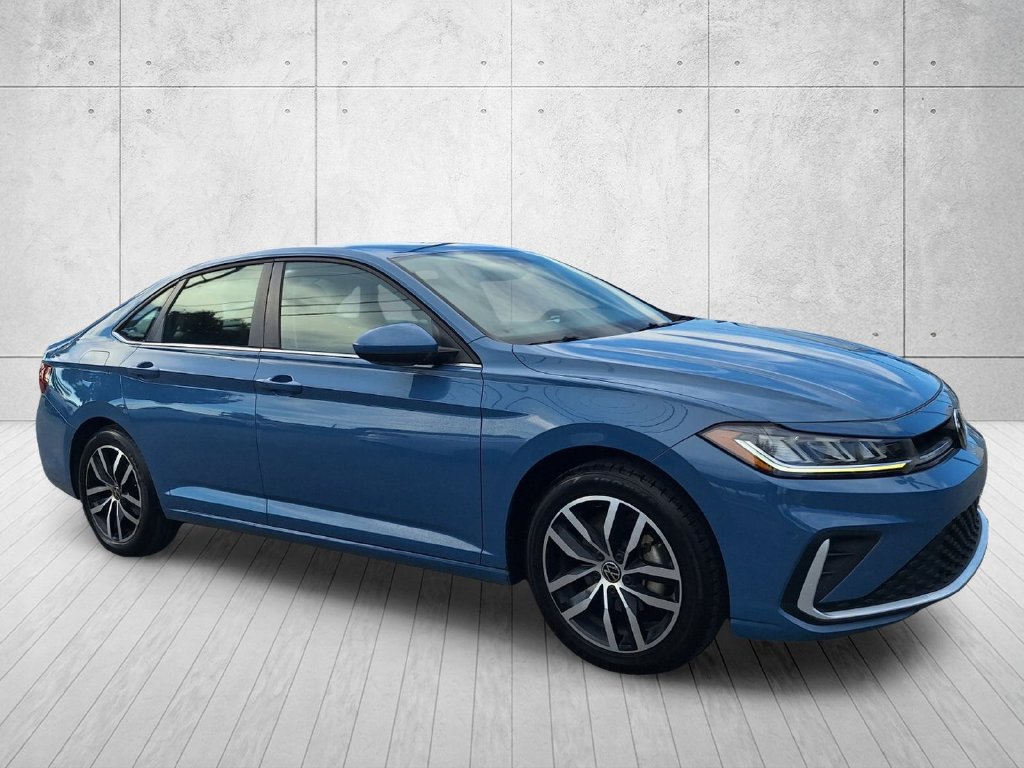 Used 2025 Volkswagen Jetta SE FWD image 3