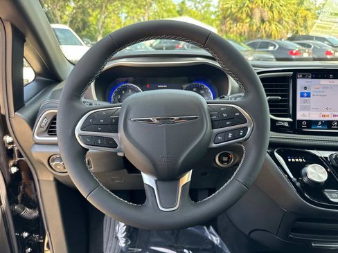 New 2025 Chrysler Pacifica Select FWD image 29