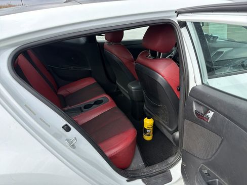 Used 2013 Hyundai Veloster w/ Style Pkg image 14